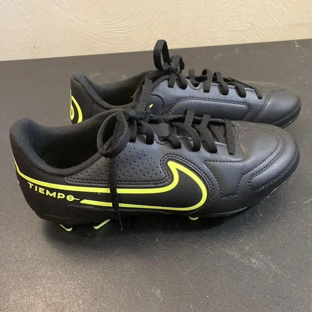 Nike Size 5.5Y Jr. Tiempo Legend 9 Club MG Soccer Cleats DA1331-070 Black Volt‎